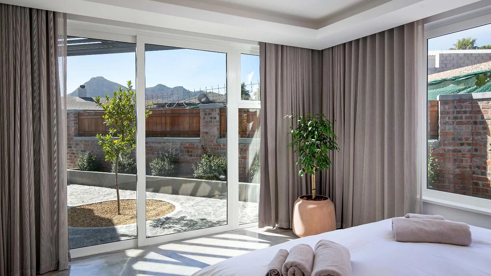 Emerald Chic Noordhoek - Solar Backup